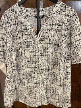 BloomChic Black and White Patterned V-Neck Top